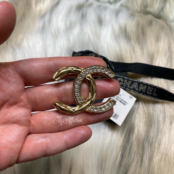 CHANEL Authentic XL Quilted *RARE* Gold Crystal Strass Brooch NWT - Picture 4 of 8